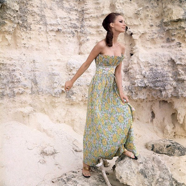 Бригитта Бауэр в вечернем платье Mollie Parnis, фото Хорста, Vogue, 1964