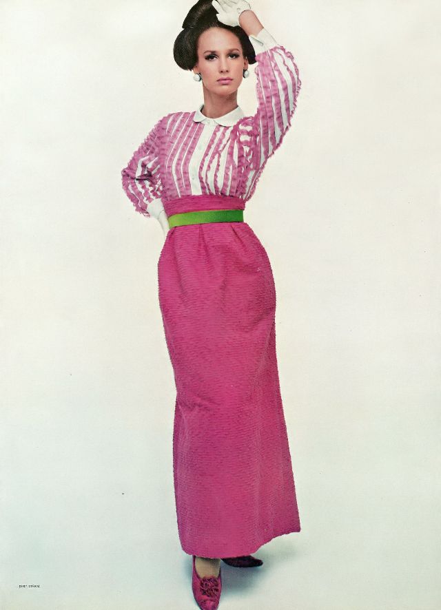 Бригитта Бауэр в розовом кружевном ансамбле Jean Louis, Берт Стерн, Vogue, 1964