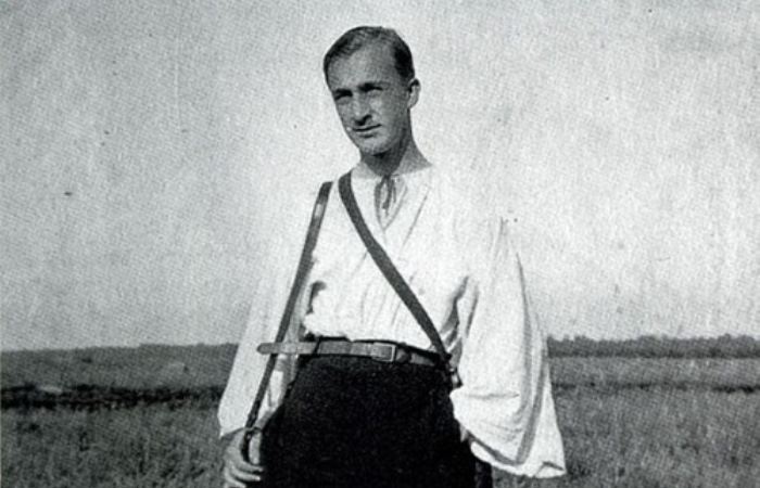 Молодой офицер Алексей Бродович в форме &mdash; фото