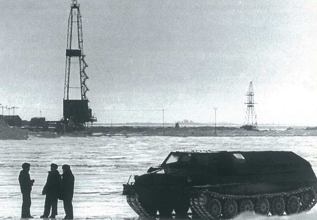 Буровые вышки на Самотлорском нефтяном месторождении, 1965 год — крупнейшем в России и шестом в мире по разведанным запасам нефти