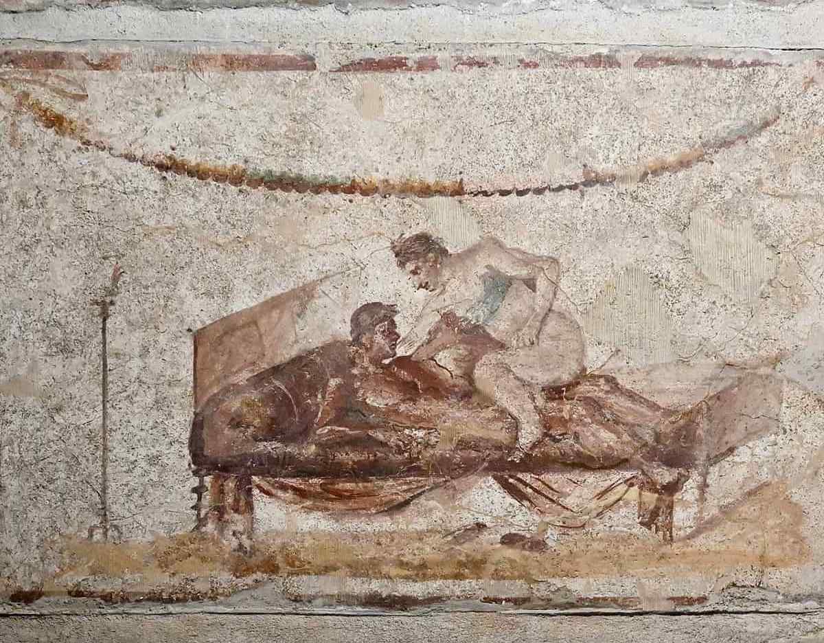 Фреска над дверью комнаты лупанария в Помпеях &mdash; эротическая сцена I века нашей эры