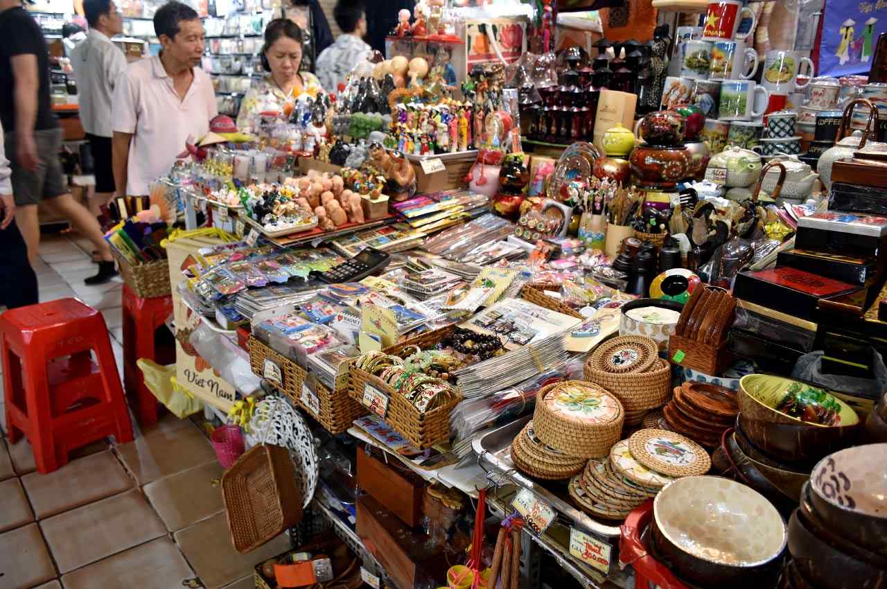 Уличный рынок во Вьетнаме с сувенирами из природных материалов