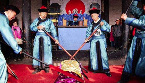 Современная реконструкция наказания палками в Китае эпохи Цин