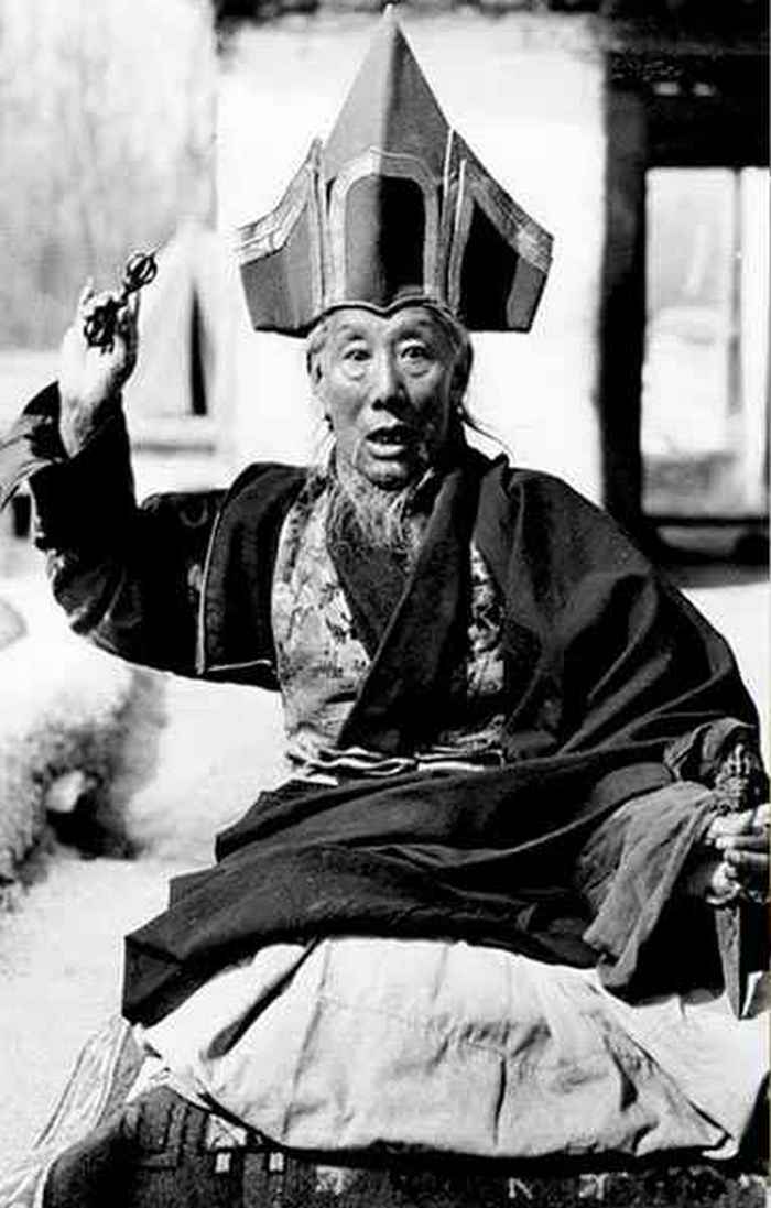 Буддийский учитель Ванчен Тензин с ваджрой 1939 год &mdash; исторический снимок Тибета