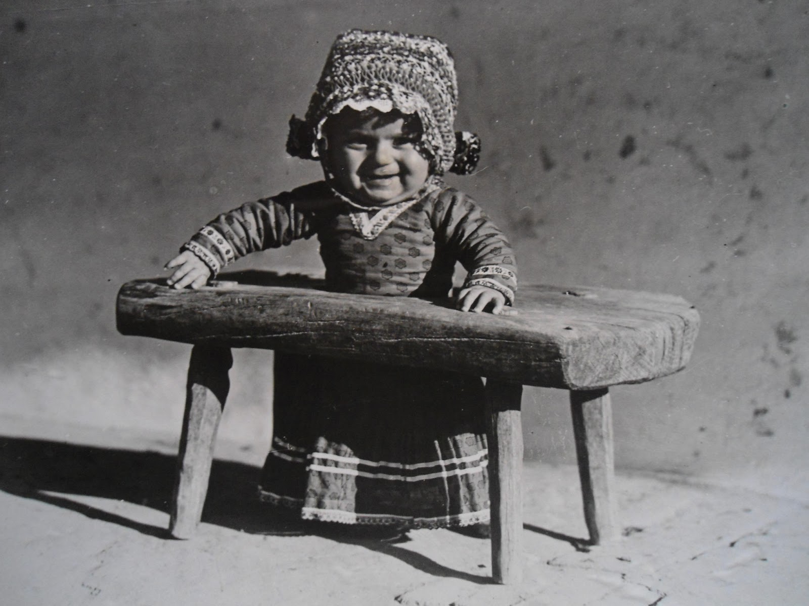 Ретрофото счастливый ребёнок с ходунками из дерева