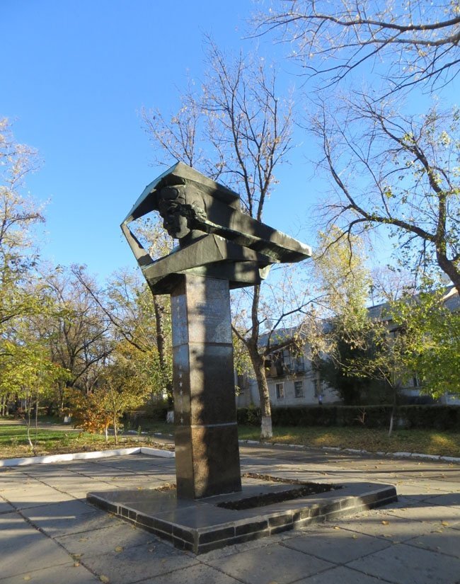 Памятник Лидии Литвяк в городе Красный Луч