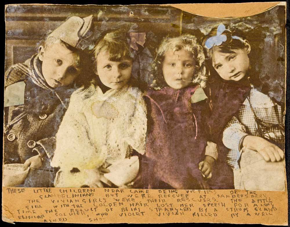 Коллекция фотографий детей в комнате Дарджера &mdash; он вырезал их из газет и придумывал им роли в своей книге