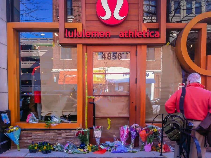 Цветы и мемориал у входа в магазин Lululemon в Бетесде в память о Джайне Мюррей после убийства в 2011 году