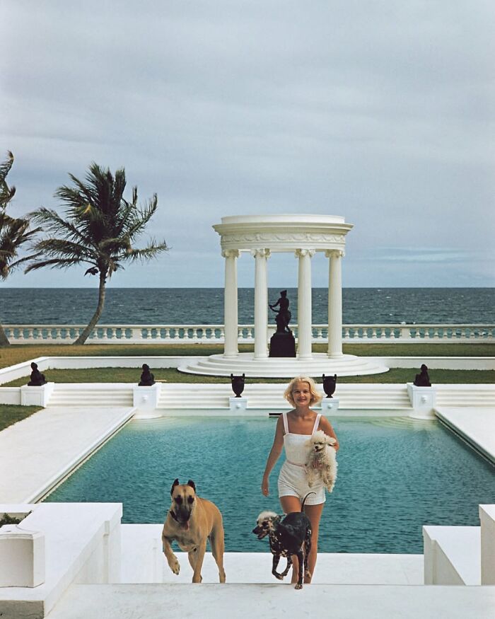 Светская дама Сиси Гест с собаками на вилле Артемис, Палм-Бич, 1955