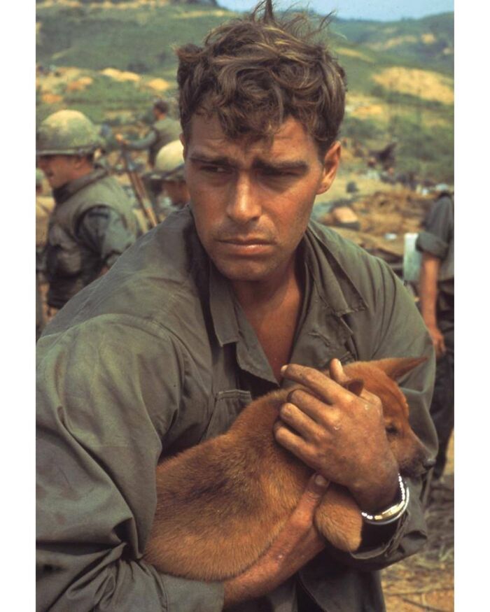 Американский солдат с щенком на базе Кхесань, Вьетнам, 1968