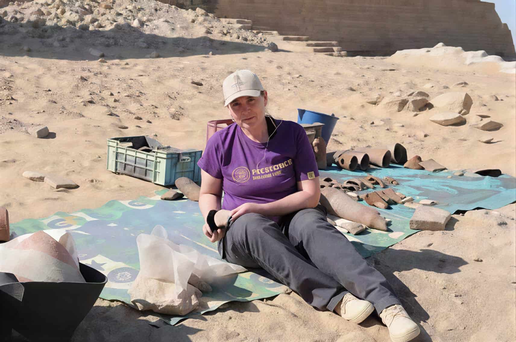 Археолог на раскопках остраконов