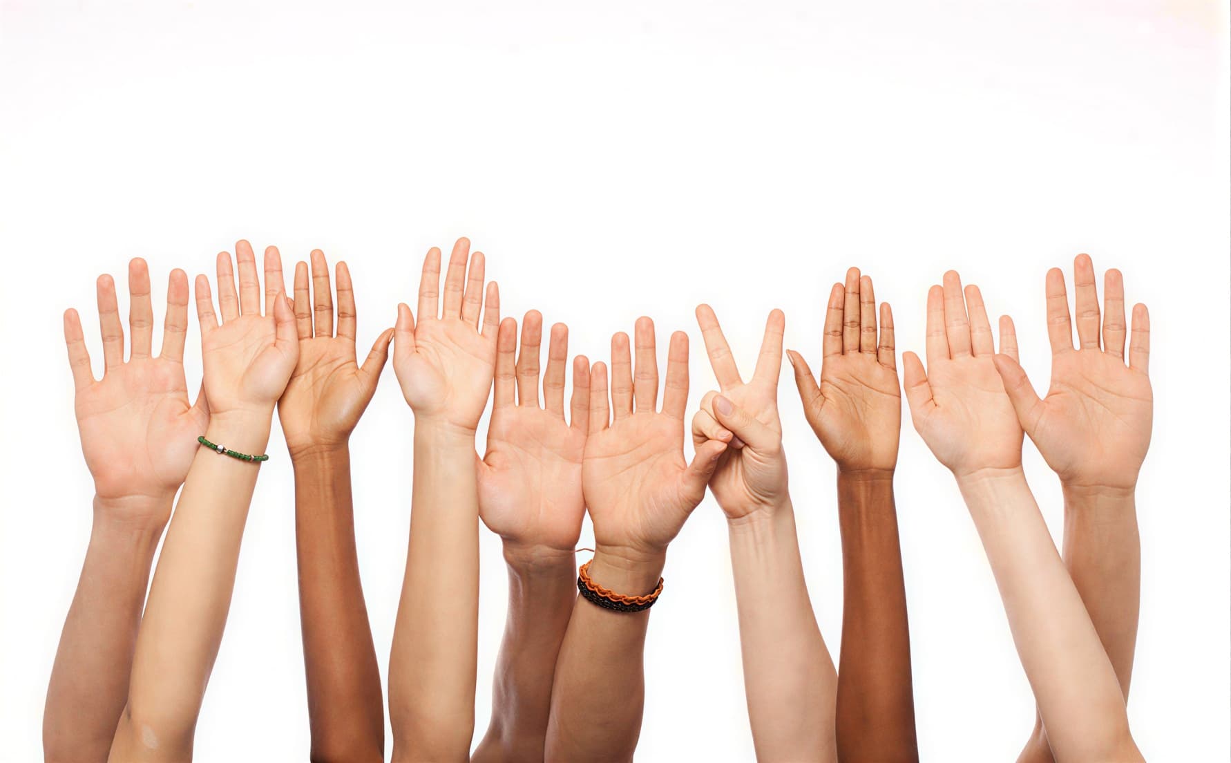 Сравнение ладоней людей с разными оттенками кожи