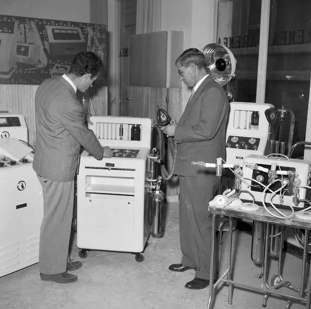 Лаки Лучано консультирует покупателя в своём магазине бытовой техники в Неаполе