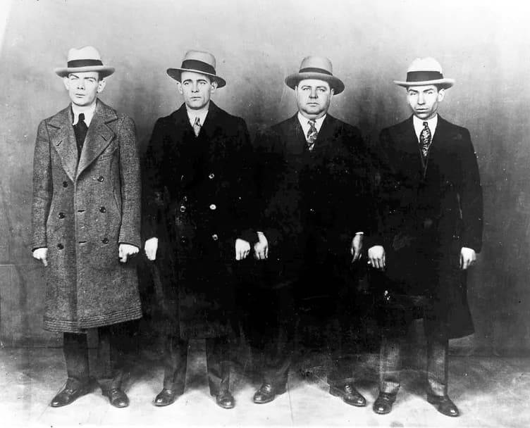 Лаки Лучано с партнёрами по алкогольному бизнесу в конце 1920-х годов