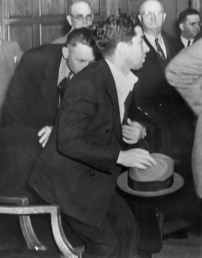 Лаки Лучано в суде в 1936 году после приговора от 30 до 50 лет