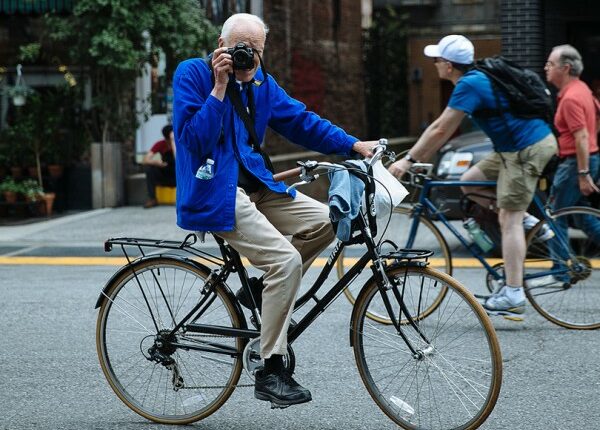 Бросил Гарвард, шил шляпки Мэрилин Монро, а потом придумал уличную моду