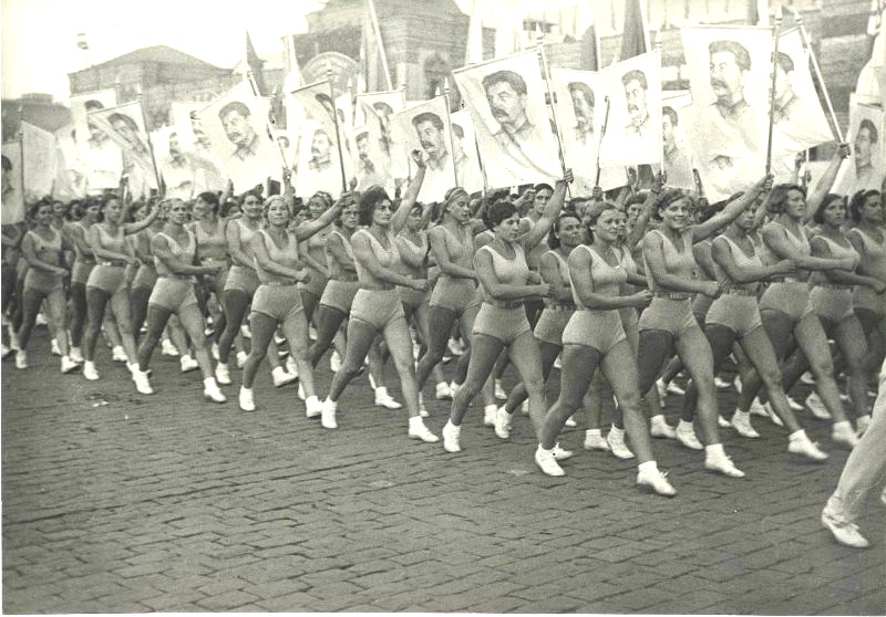 Советские девушки на параде физкультурников на Красной площади, 1930-е годы