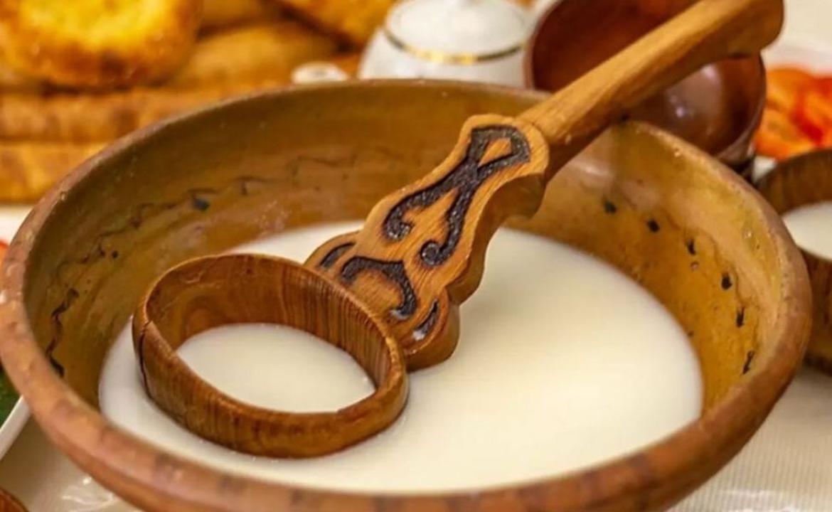 Кумыс &mdash; традиционный монгольский напиток из кобыльего молока в пиале