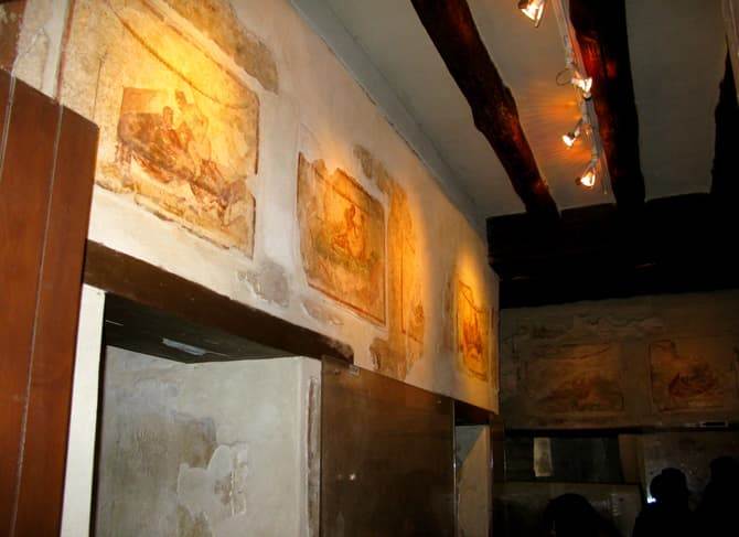 Фрески над дверными проёмами комнат лупанария в Помпеях &mdash; эротические сцены как визуальное меню