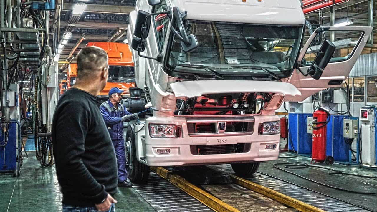 Современный российский завод, рабочие у конвейера