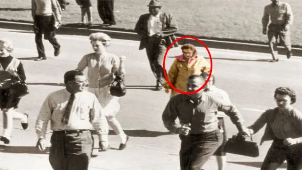 Леди Бабушка покидает площадь Дили после убийства Кеннеди