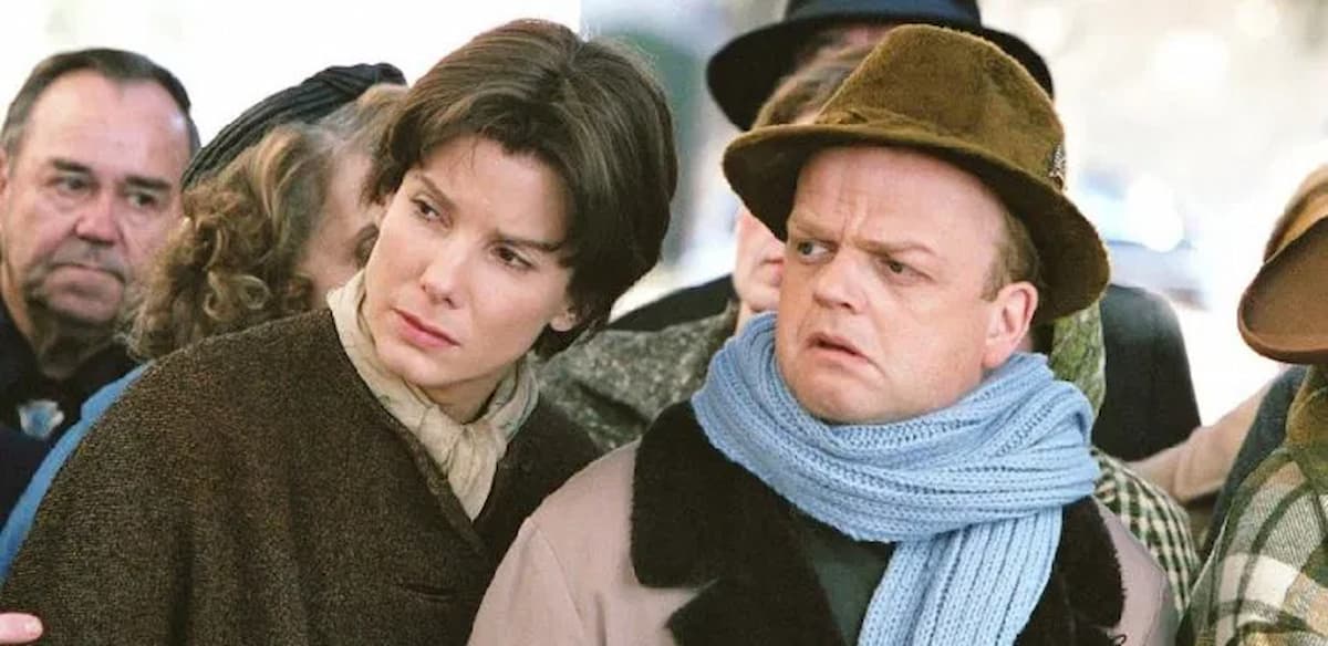 Сандра Буллок и Тоби Джонс в фильме &laquo;Печально известный&raquo;, 2006