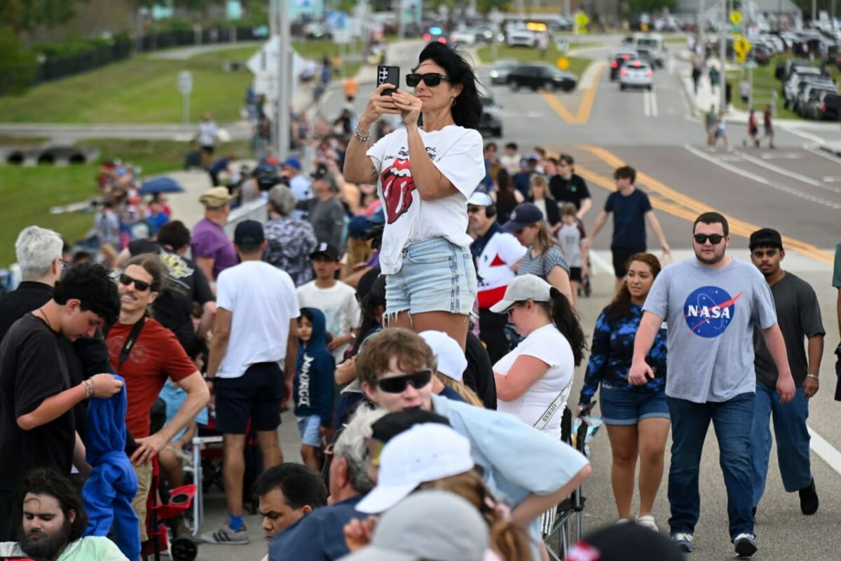 Зрители следят за стартом Артемиды II