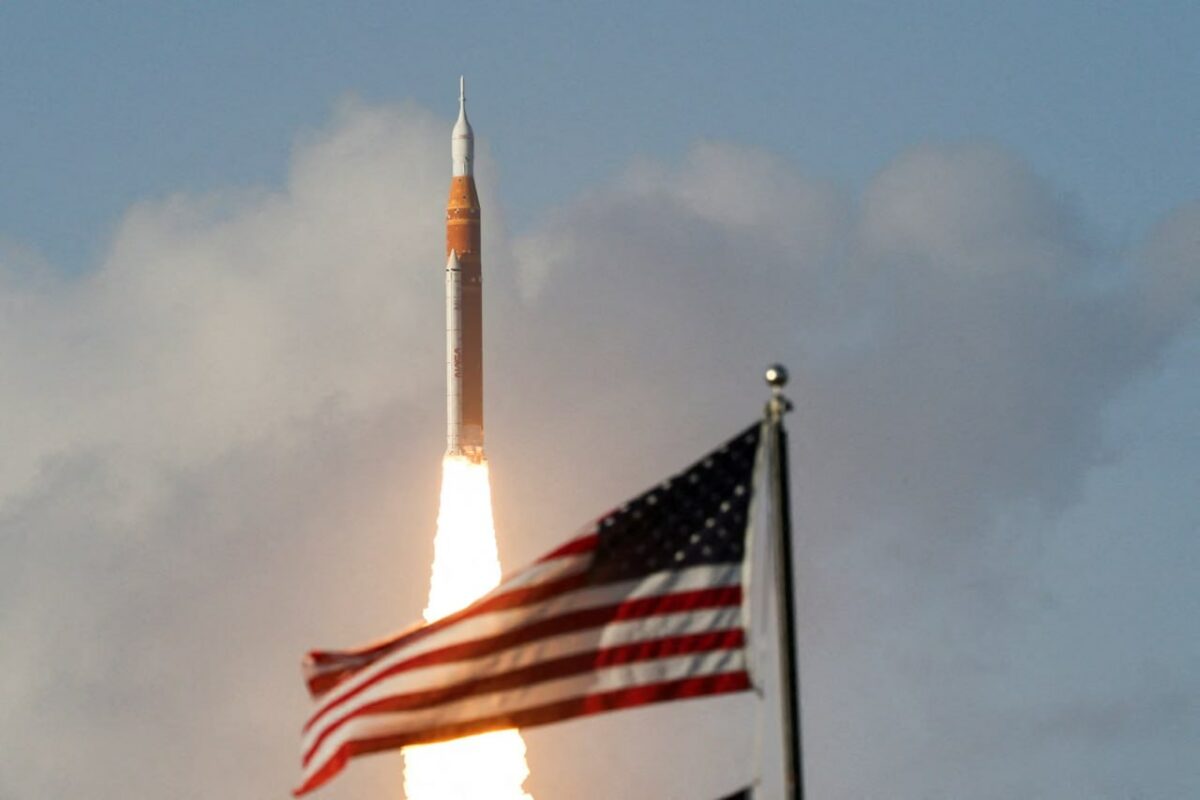 Артемида II уходит в небо над мысом Канаверал