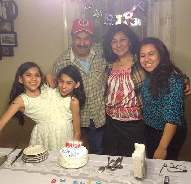 Кармен и Лупита Андраде с родителями