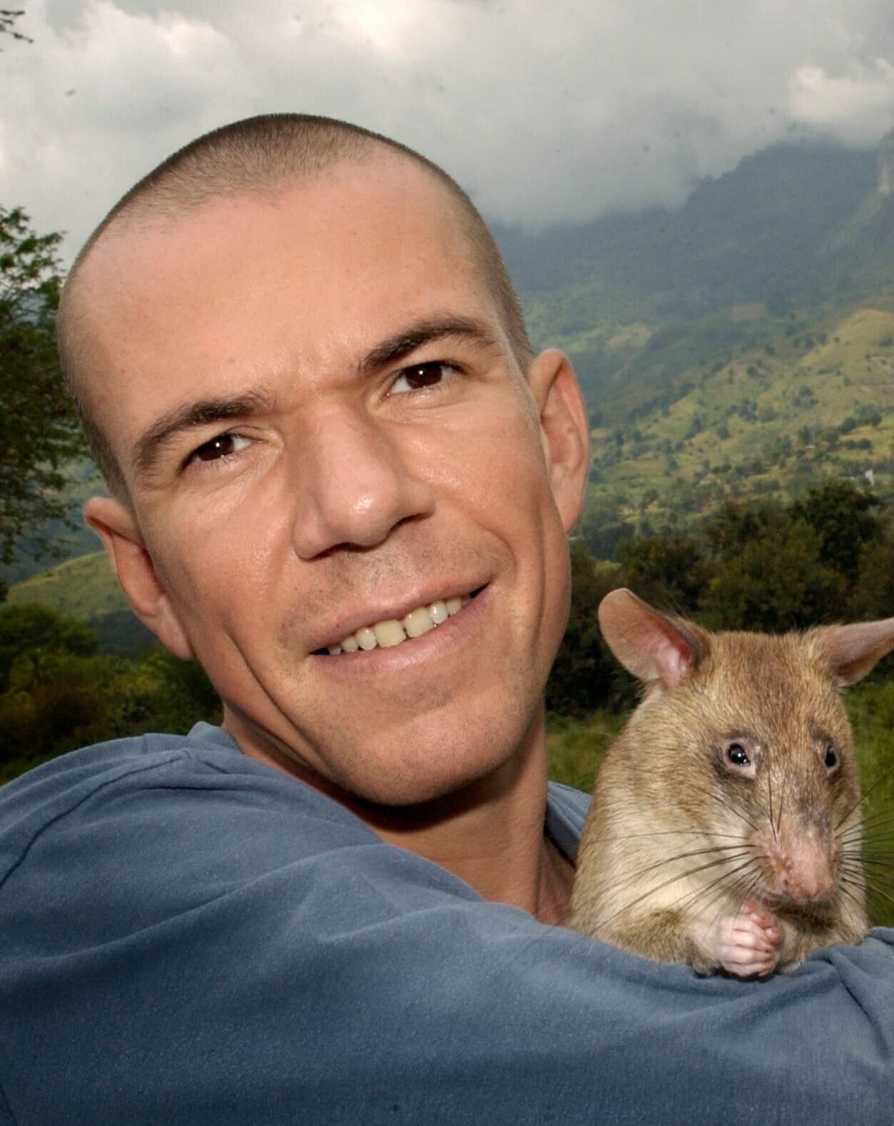 Барт Витьенс, основатель APOPO, с африканской гигантской сумчатой крысой