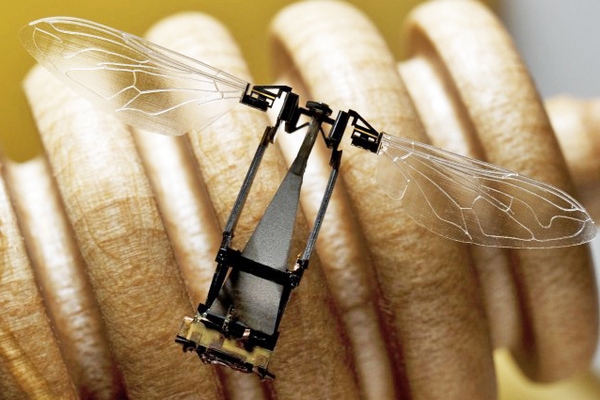 Гарвардский RoboBee &mdash; крошечный робот-пчела весом менее 0,1 грамма, разработанный в институте Висс