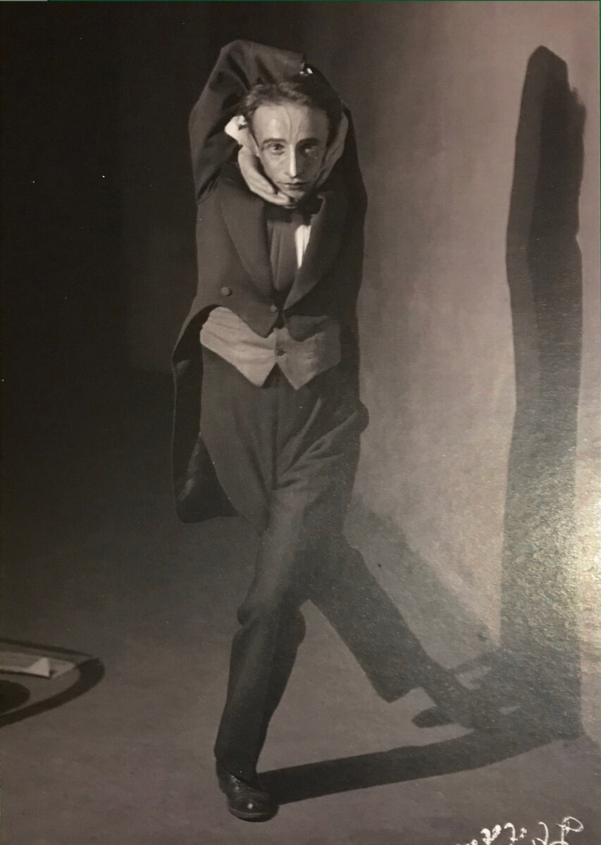 Чёрно-белое фото Валентина Парнаха &mdash; основателя советского джаза