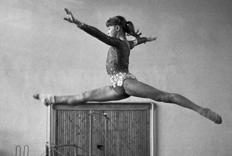 Елена Наймушина на тренировке по гимнастике