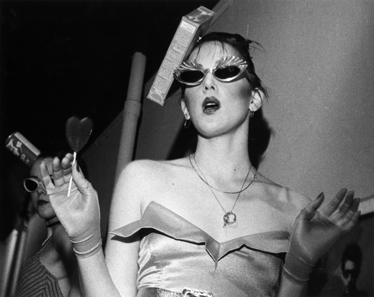 Bigpicture ru shlyapy v stile neo pop dzhavitsa i uittolla mudd club 1989 fotograf bill kanningem large