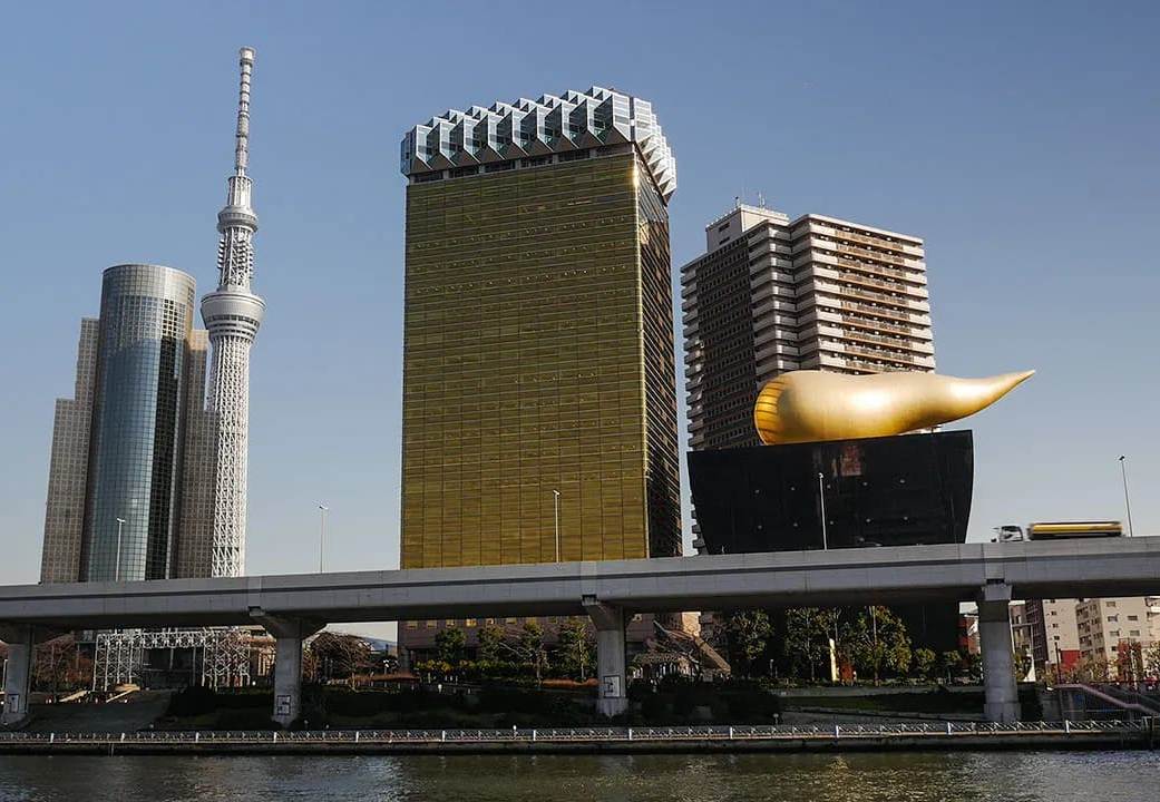 Asahi Beer Hall в Токио с золотой скульптурой Flamme d'Or, архитектор Филипп Старк, 1989