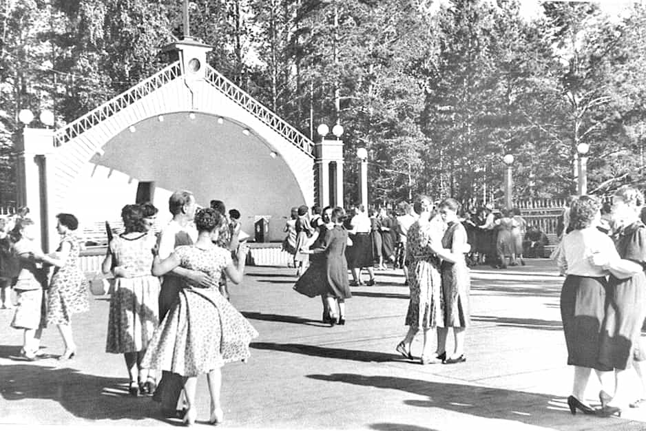 Советские граждане в выходной день, парк культуры и отдыха, конец 1960-х