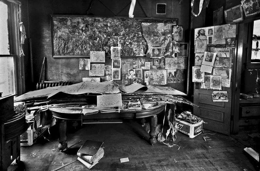 Стол и стена с рисунками в комнате Дарджера на Вебстер-авеню &mdash; именно здесь создавались его панорамные акварели