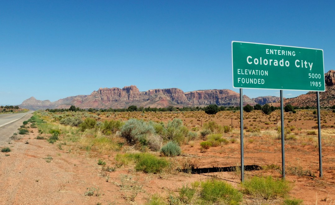 Табличка на въезде в Колорадо-Сити &mdash; город бывшего Шорт-Крика