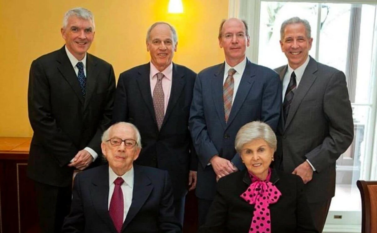 Два поколения семьи Саклер на официальном мероприятии, 2010 год &mdash; слева сидит Реймонд Саклер