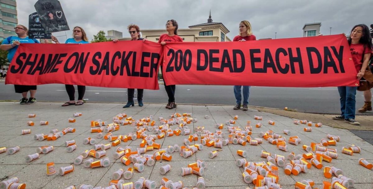 Родственники жертв передозировки опиоидов у суда в Бостоне во время процесса против Purdue Pharma, август 2019 года