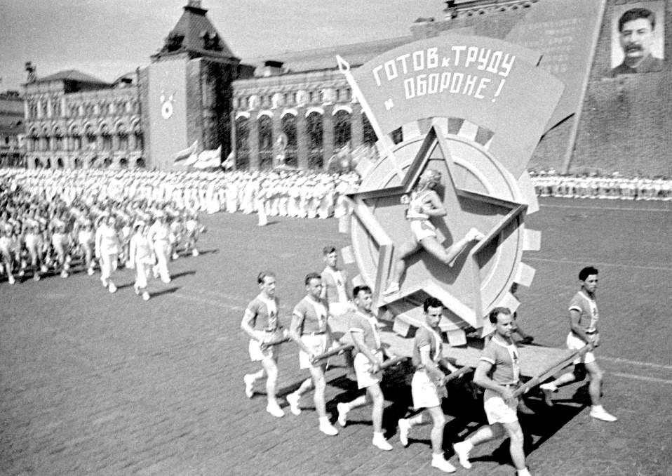 Советские атлеты несут символический значок ГТО по Красной площади, 1930-е годы