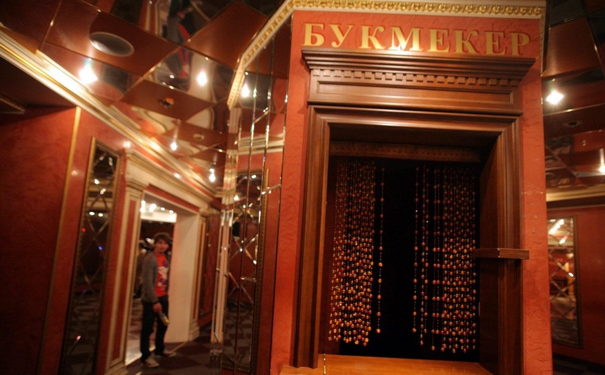 Зеркальные потолки мрамор и натуральное дерево в казино Метелица