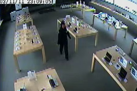 Кадр с камеры видеонаблюдения магазина Apple Store в Бетесде: сотрудники у стены слышат убийство в соседнем Lululemon
