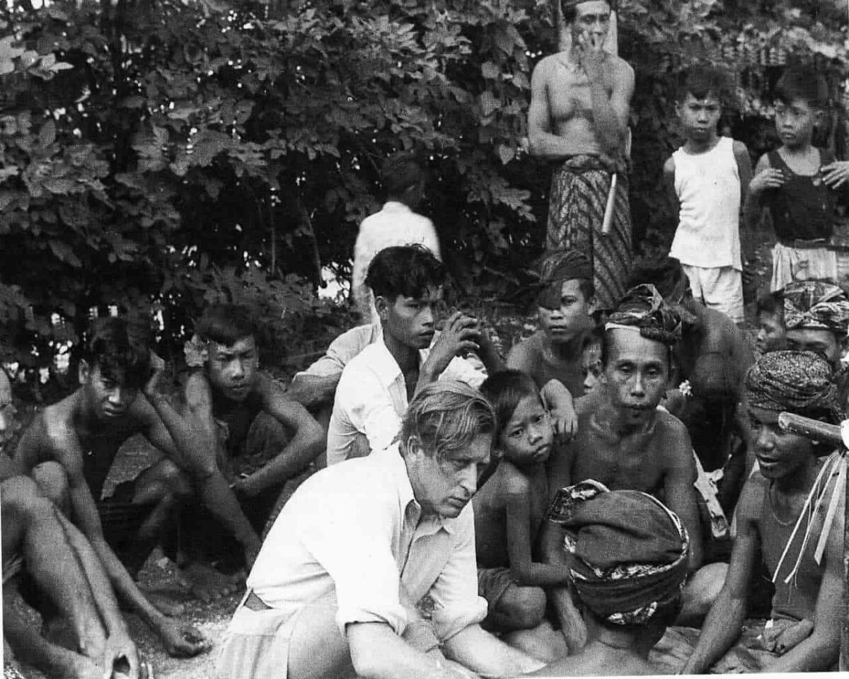 Вальтер Шпис в окружении балийцев архивное фото