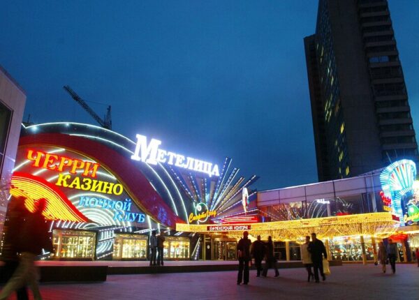 «Метелица»: как советское кафе-мороженое стало символом лихих 90-х, а потом возродилось спустя 15 лет