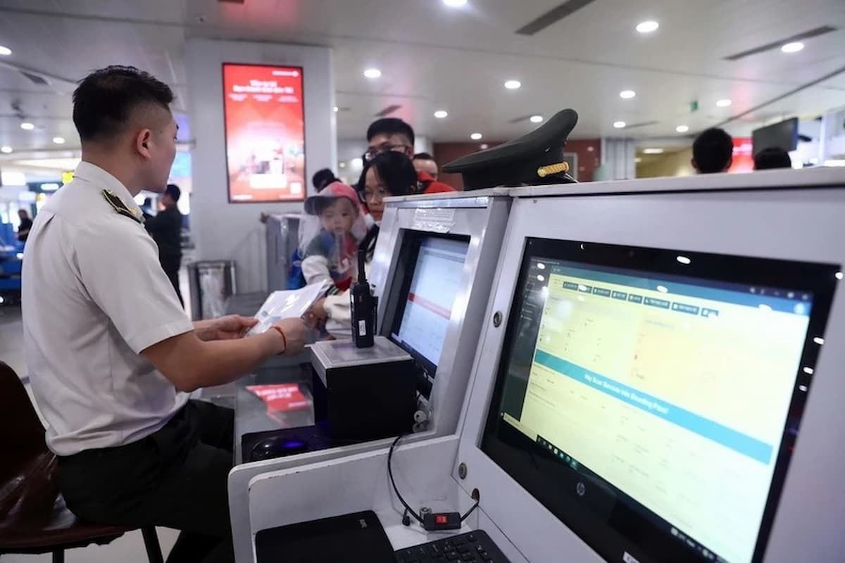 Таможенный контроль в международном аэропорту Нойбай в Ханое