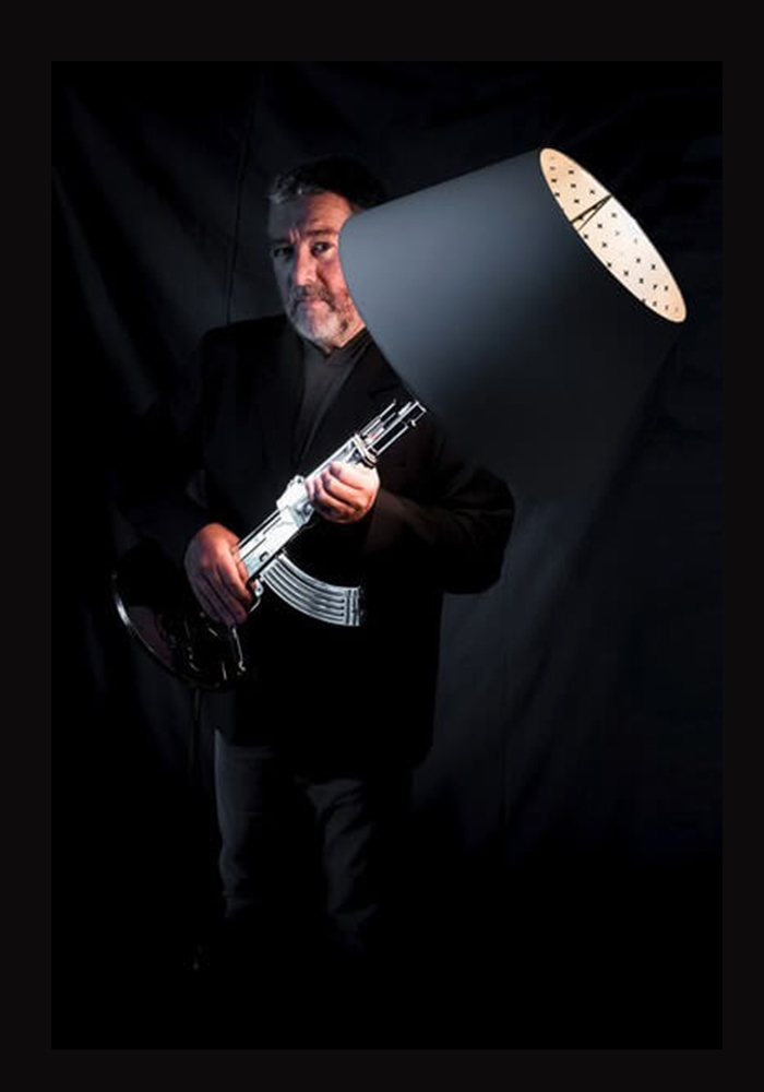 Настольная лампа в форме автомата Калашникова &mdash; работа Старка для Flos