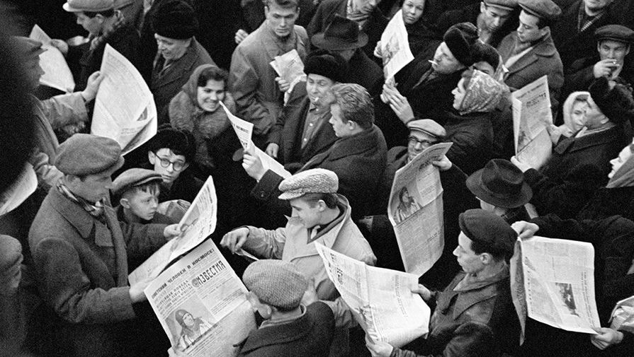 Советские рабочие читают газету в обеденный перерыв, 1960-е годы