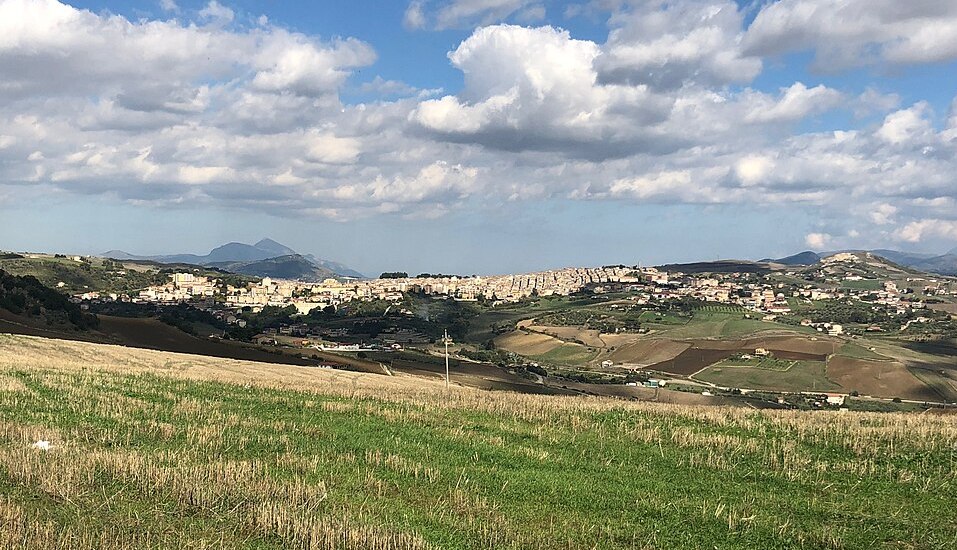 Вид на шахтёрский городок Леркара-Фридди на Сицилии, родину Лаки Лучано