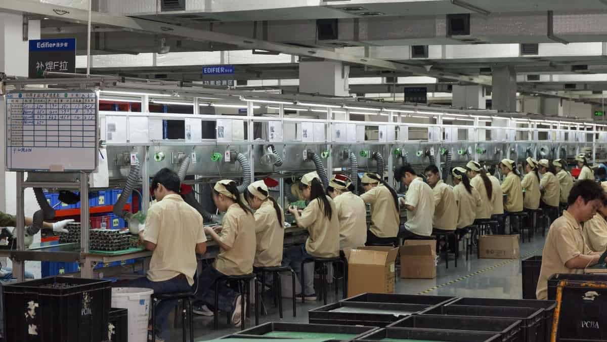 Рабочие на производстве в Китае, современный цех